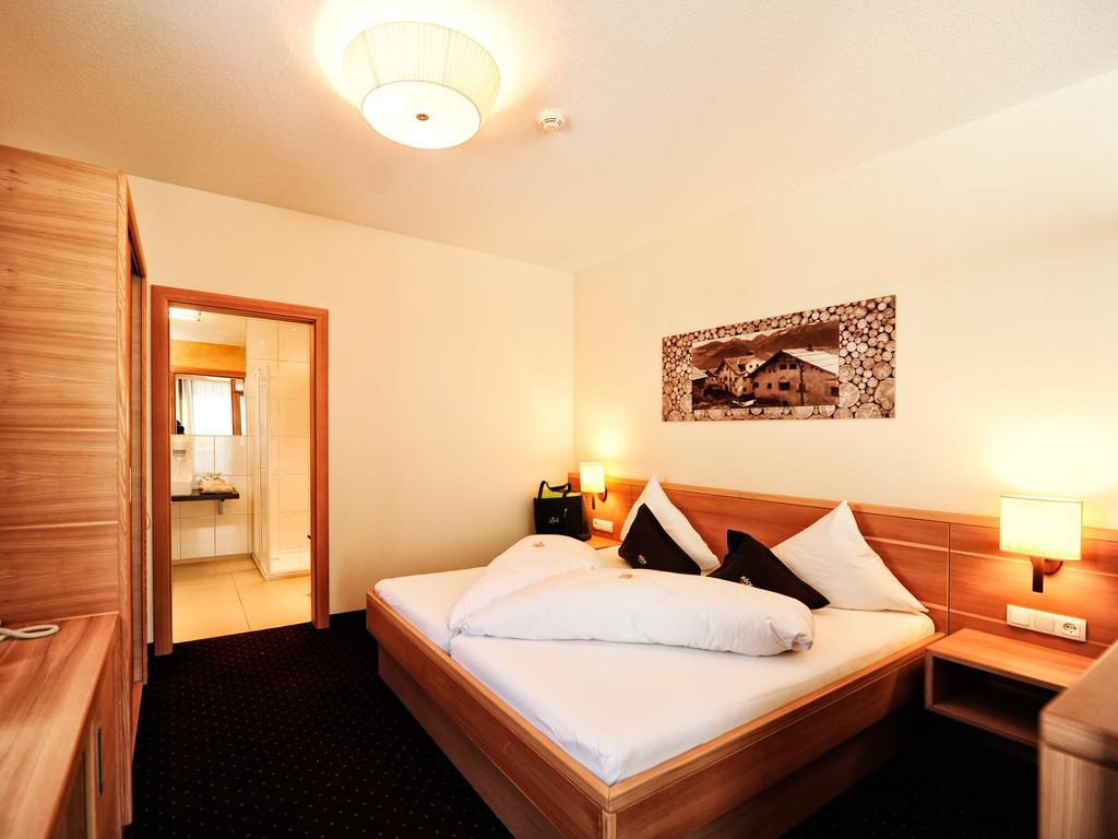 Hotel Roeck Garni Фис Екстериор снимка